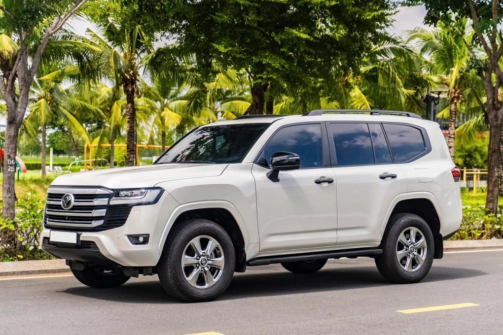 Toyota Land Cruiser 3 năm tuổi tại Việt Nam bán lại vẫn đắt hơn xe mới - 1