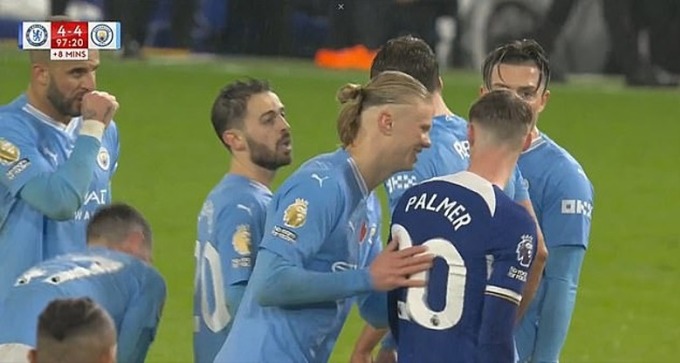 Haaland a poussé Palmer loin des joueurs de Man City, lors du match nul 4-4 contre Chelsea lors de la 12e journée de Premier League, dans la soirée du 12 novembre, à Stamford Bridge. Photo : BT Sport