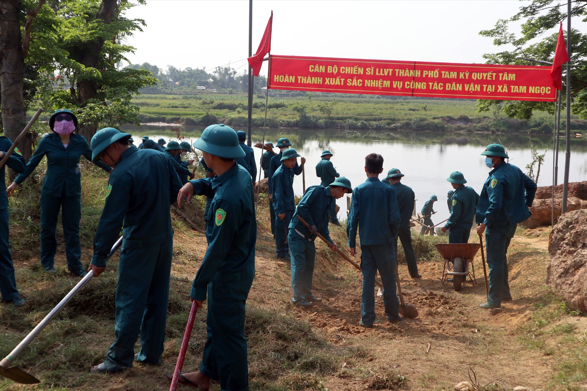 Officers and soldiers of the Tam Ky City militia do mass mobilization in Tam Ngoc commune. Photo: Q.S