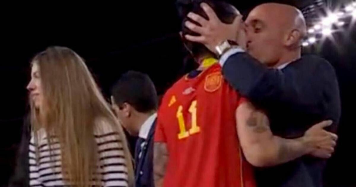 El 'cacique' del fútbol español está a punto de perder su puesto por el beso que causó indignación en el Mundial