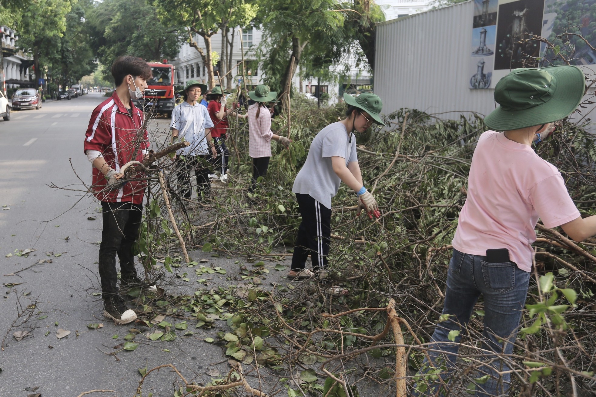 Les habitants de la capitale descendent dans la rue pour nettoyer l'environnement et surmonter les conséquences de la tempête n°3, photo 6