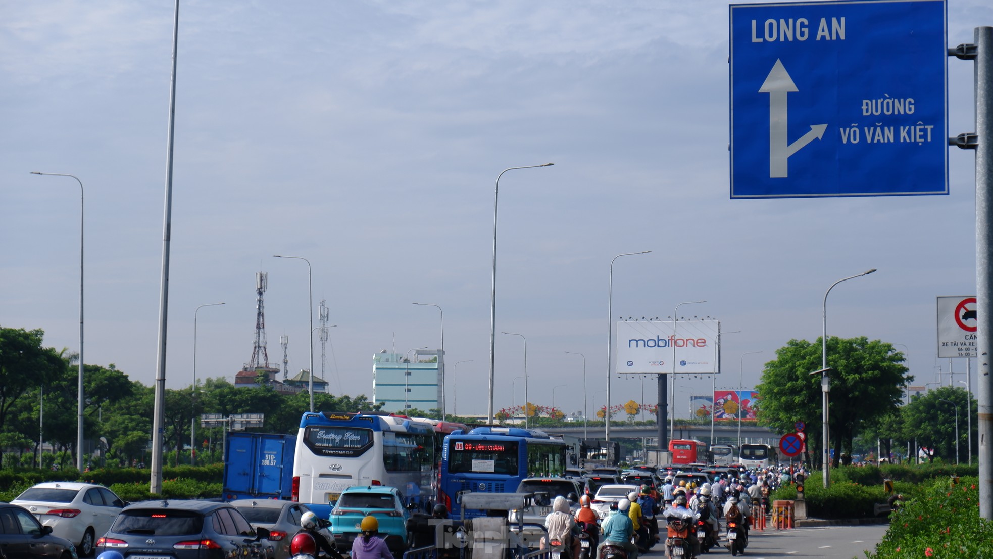 First day of September 2nd holiday: Train stations and bus stations crowded, Tan Son Nhat airport surprisingly clear photo 2