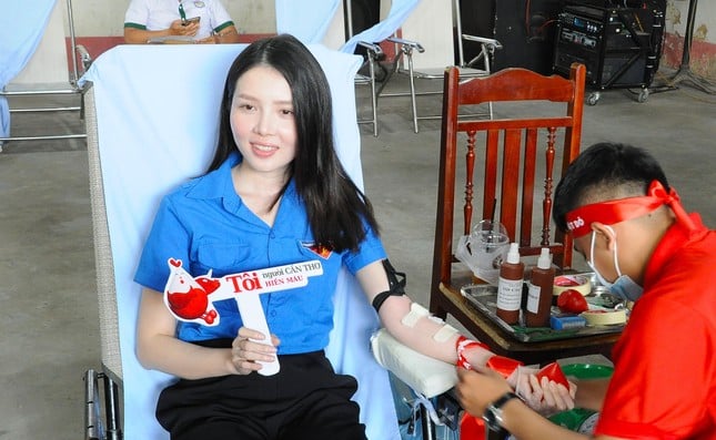 Hundreds of cadres, soldiers, and youth union members donated blood at Red Sunday in Can Tho photo 18