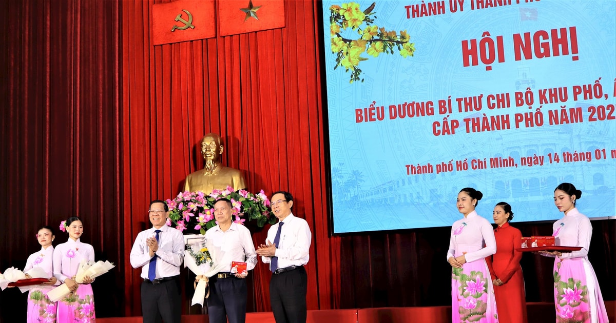 Politiker von Ho-Chi-Minh-Stadt treffen sich und loben vorbildliche Bezirks- und Ortsteilsekretäre der Parteizellen des Jahres 2025