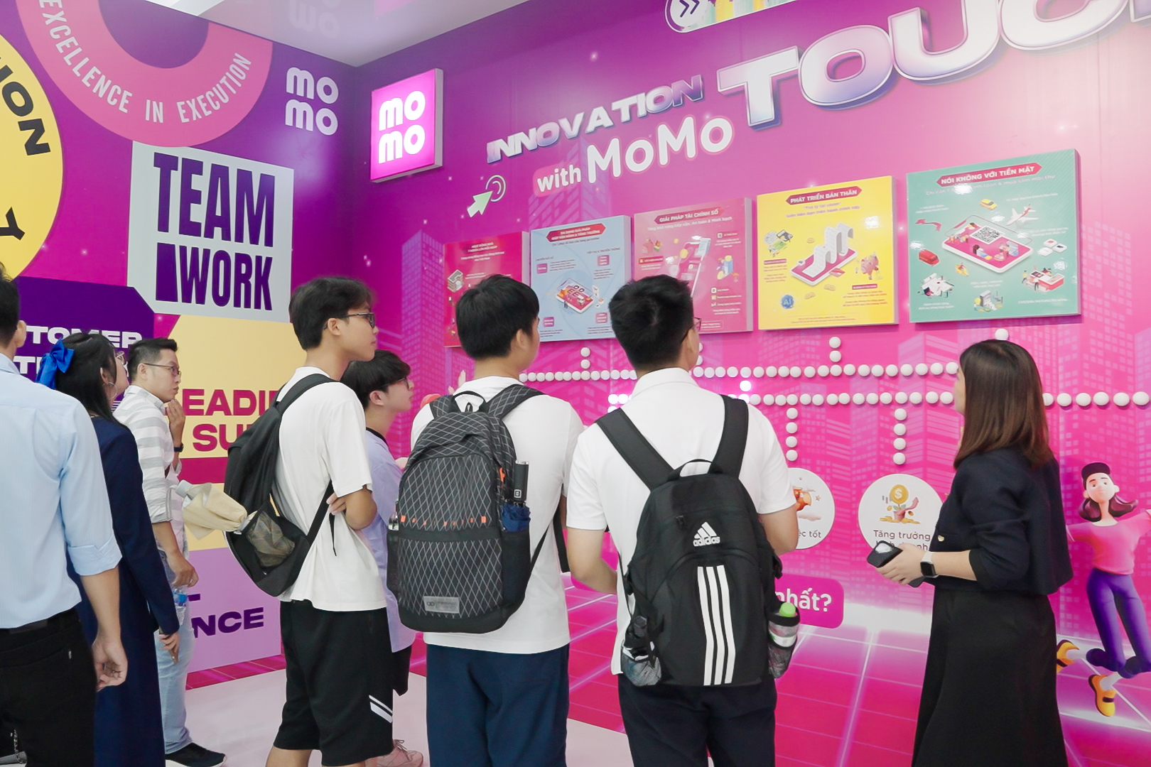 Độc đáo Trạm tương tác đổi mới sáng với MoMo - Ảnh 1.