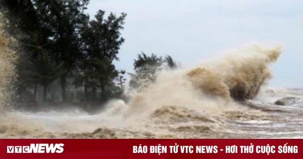 Le super typhon Man-yi se déplace rapidement dans la mer de l'Est, provoquant des vagues violentes