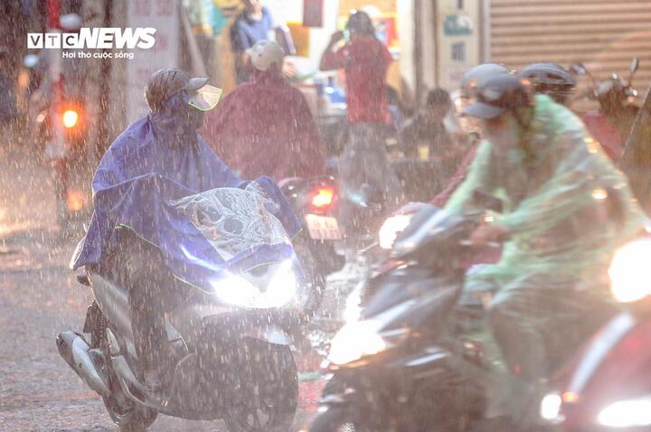 Heavy rain is about to return to the Central region, possibly lasting for many days. (Illustration photo: Ngo Nhung)