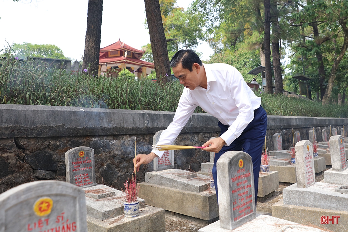 ผู้นำหมู่บ้านฮาติญจุดธูปเทียนที่สุสาน Truong Son และ Road 9