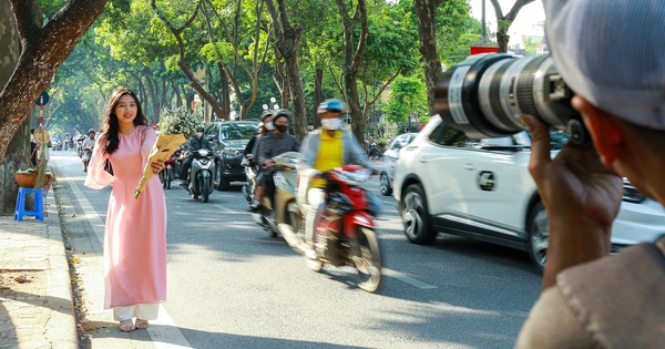 “La Musa” inundó la calle más bonita de Hanoi para registrarse y tomar fotografías.