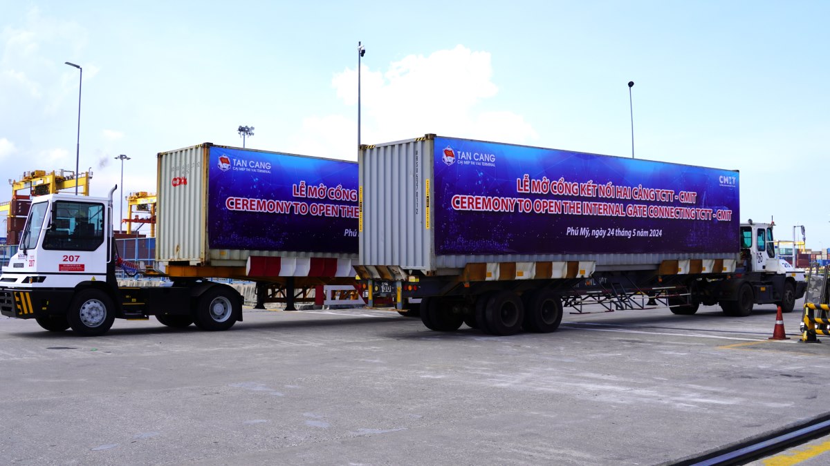 Realizar la ceremonia de apertura de la puerta de conexión entre los dos puertos para el desarrollo mutuo. Foto: Thanh An