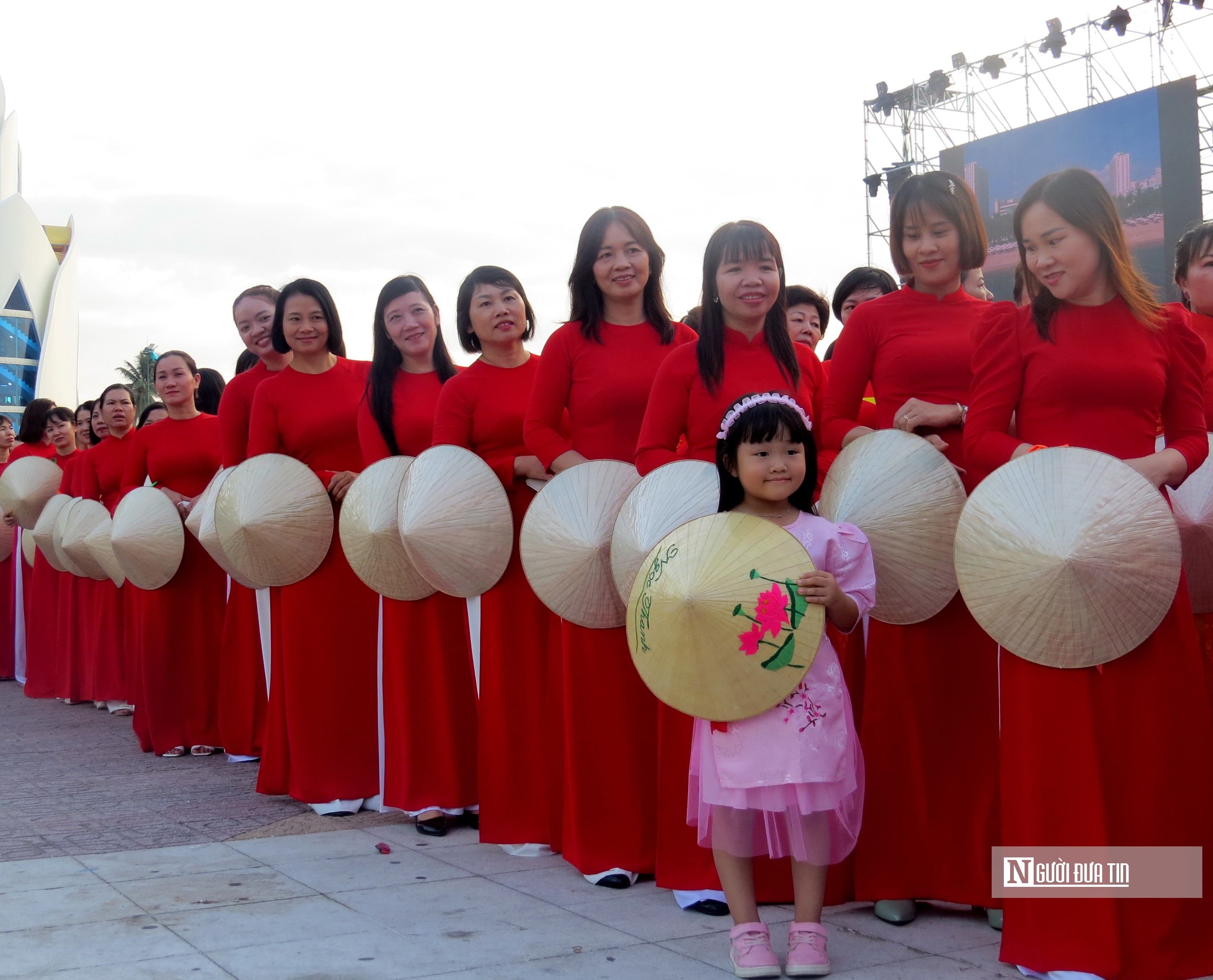 กิจกรรม - สตรีชาว Khanh Hoa กว่า 6,000 คน ร่วมเดินขบวนเพื่อเป็นเกียรติแก่ชุด Ao Dai บนท้องถนน (ภาพที่ 7)