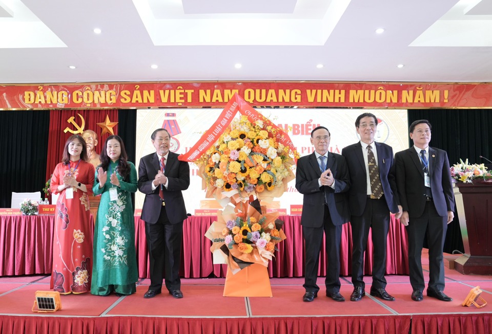 Le président de l'Association des avocats du Vietnam, Nguyen Van Quyen, a offert des fleurs pour féliciter le Congrès.