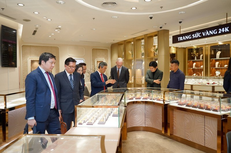 CEO of the World Gold Council (third from right) commented: DOJI's gold processing technology, especially 24K gold jewelry, is on par with the world. Photo: DOJI