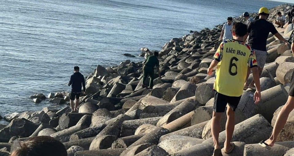 Encuentran cadáver arrastrado por el agua en el dique de la isla de Phu Quy; se sospecha que se trata de un turista desaparecido