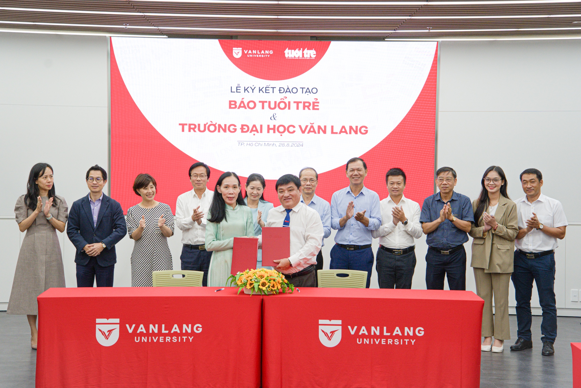 Sinh viên Trường Đại học Văn Lang được học thẩm định tin tức, kỹ năng nhiếp ảnh tại báo Tuổi Trẻ- Ảnh 1.