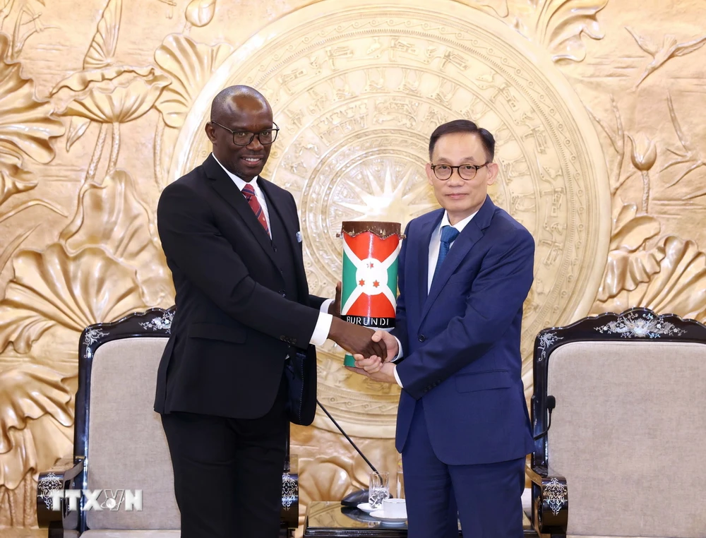 Head of the Central External Relations Commission Le Hoai Trung received Mr. Révérien Ndikuriyo, Secretary General of the ruling CNDD-FDD Party in Burundi. (Photo: Phuong Hoa/VNA)