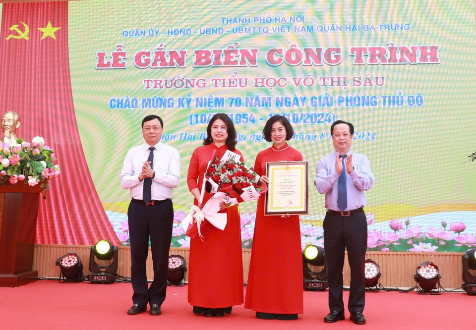 Director of Hanoi Department of Education and Training Tran The Cuong, Secretary of Hai Ba Trung District Party Committee Nguyen Van Nam presented the decision to recognize Vo Thi Sau Primary School as a project to celebrate the 70th anniversary of the Liberation of the Capital and presented flowers to congratulate the school.