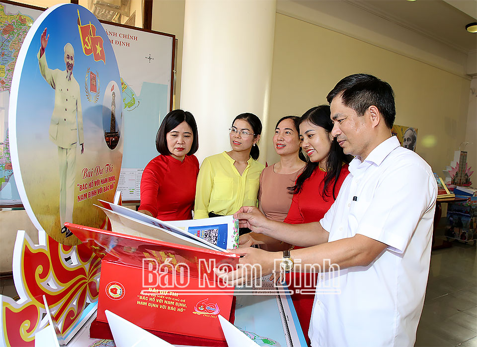 Cán bộ Phòng Khoa giáo - Lịch sử Đảng và Phòng Lý luận chính trị (Ban Tuyên giáo Tỉnh ủy) bên tác phẩm đoạt giải Nhì Cuộc thi viết “Bác Hồ với Nam Định, Nam Định với Bác Hồ”.
Bài và ảnh: Văn Trọng