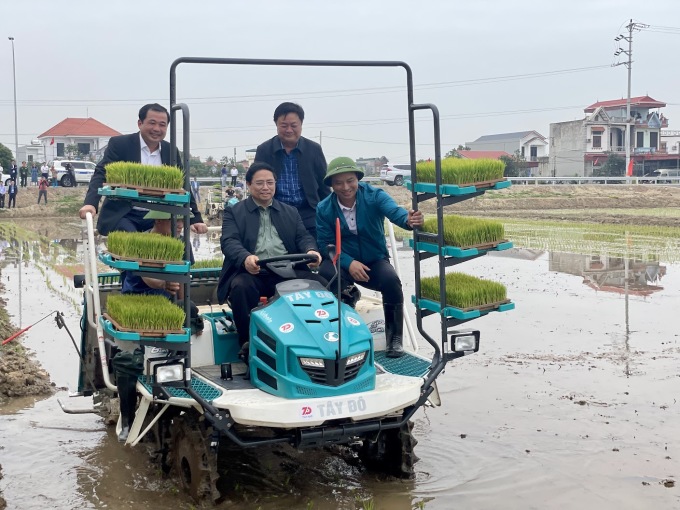 Thủ tướng Phạm Minh Chính (ngồi giữa), Bộ trưởng Nông nghiệp và Phát triển nông thôn Lê Minh Hoan, Bí thư Hải Dương Trần Đức Thắng, lái máy cấy lúa, chiều 15/2. Ảnh: Nhật Bắc