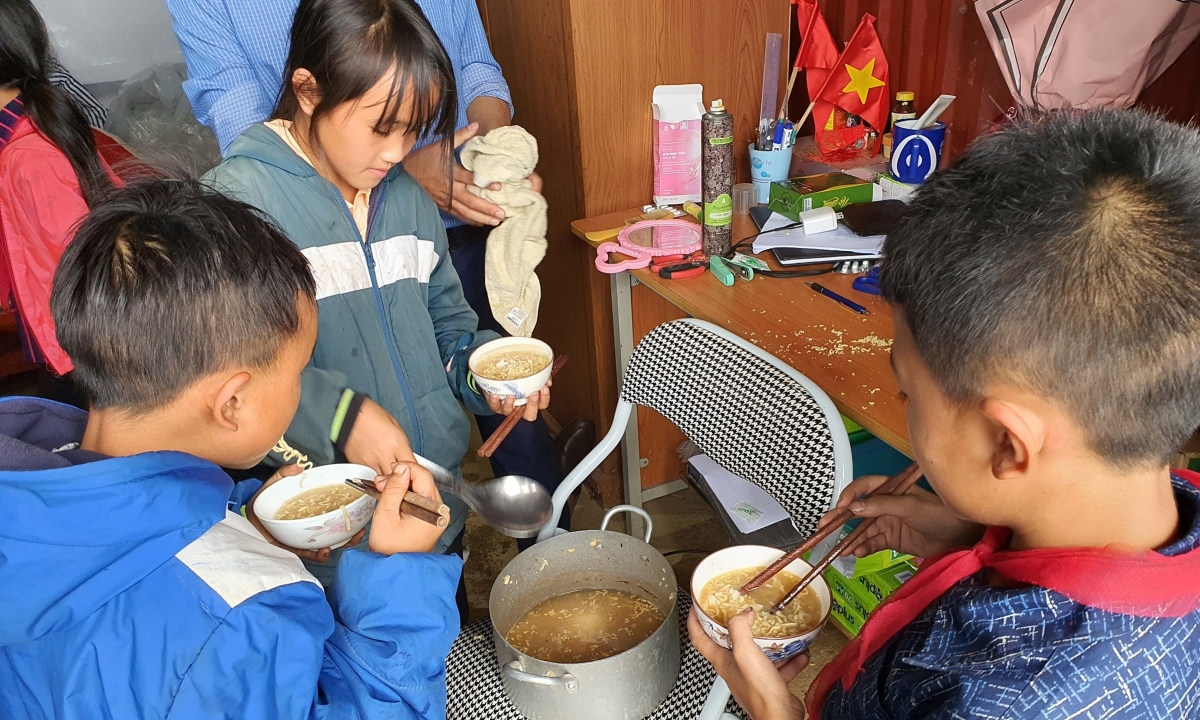 Cơm trưa 'nhạt màu' của học trò Tung Qua Lìn