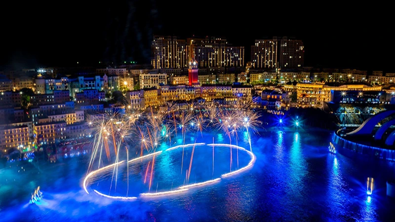 Fuegos artificiales de la "Sinfonía del Océano" en la isla de Phu Quoc