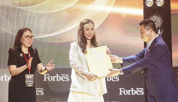 Le représentant de Masan a reçu un honneur de Forbes Vietnam à Ho Chi Minh-Ville, le 17 août. Photo : Masan