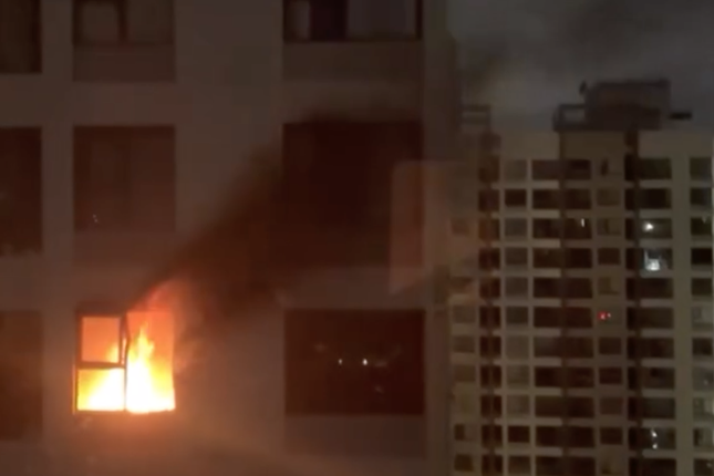 Red fire in apartment building in HCMC photo 1