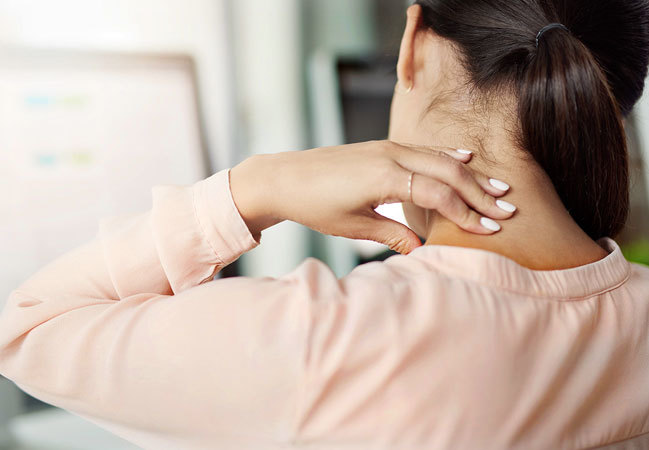 首こりはオフィスワーカーによく見られる症状です。写真：HealthCentral