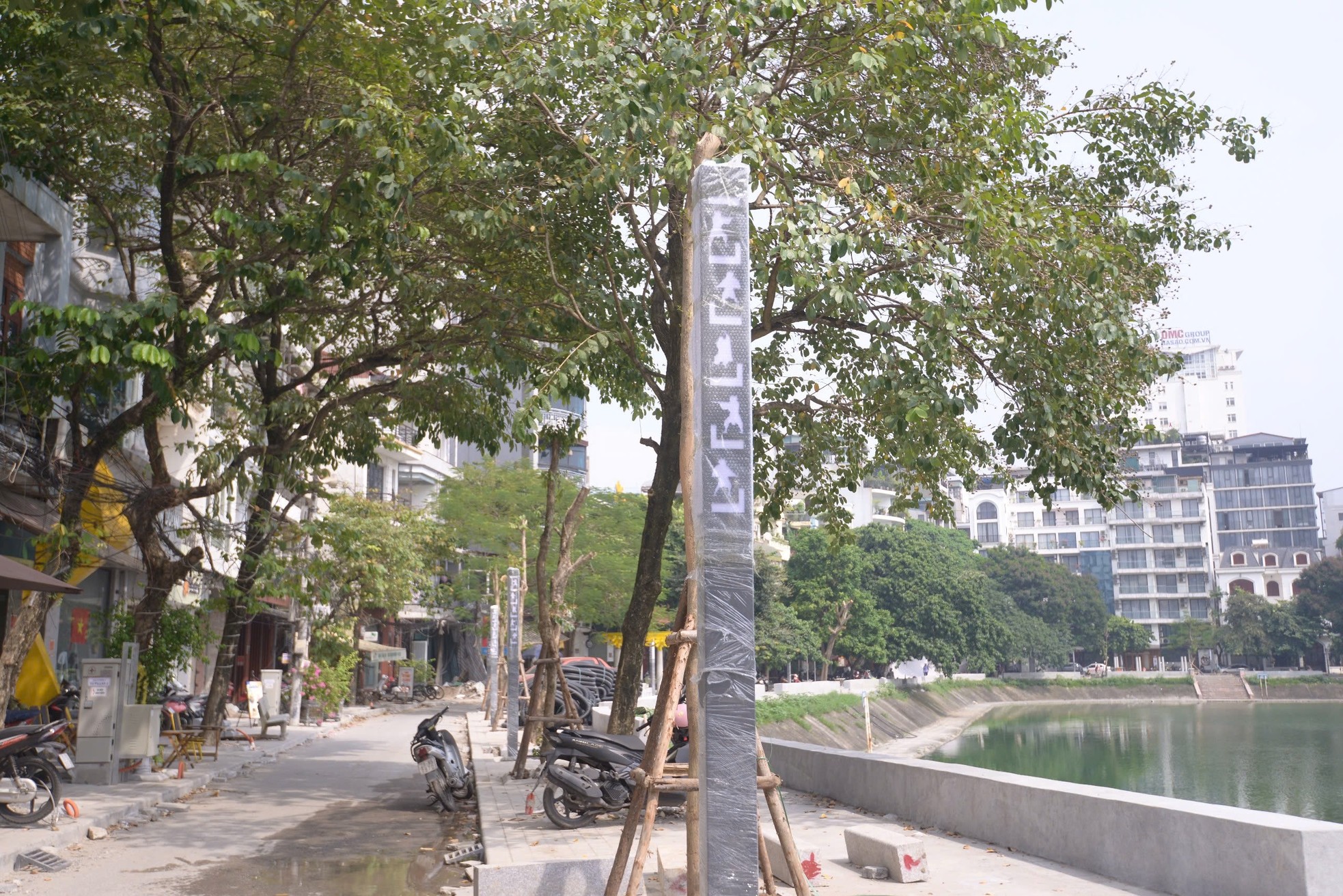 Close-up of the walking street around Ngoc Khanh Lake about to come into operation photo 9