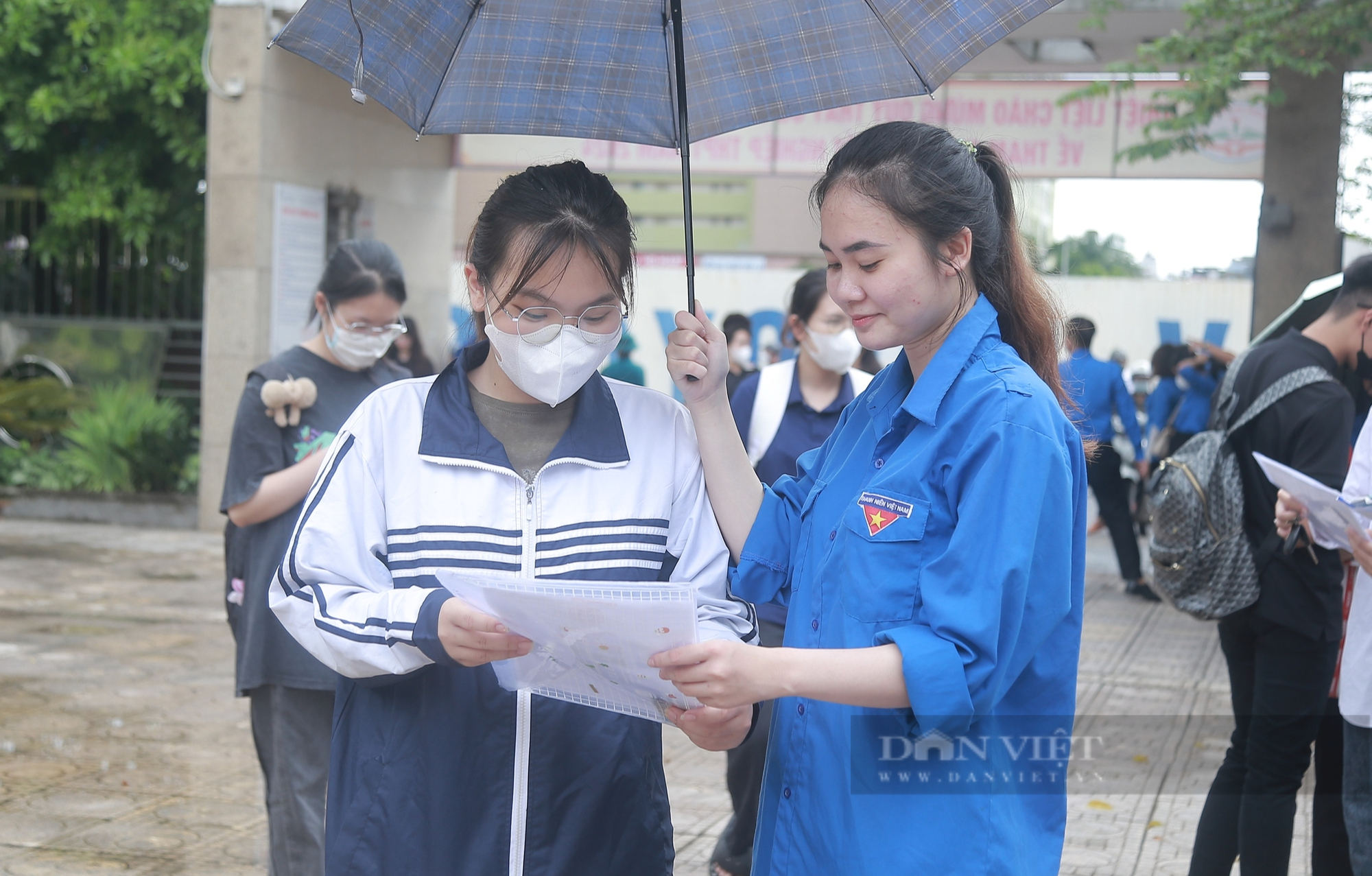 Sáng nay thí sinh thi môn Văn tốt nghiệp THPT năm 2024: Đề thi vào bài gì?- Ảnh 1.