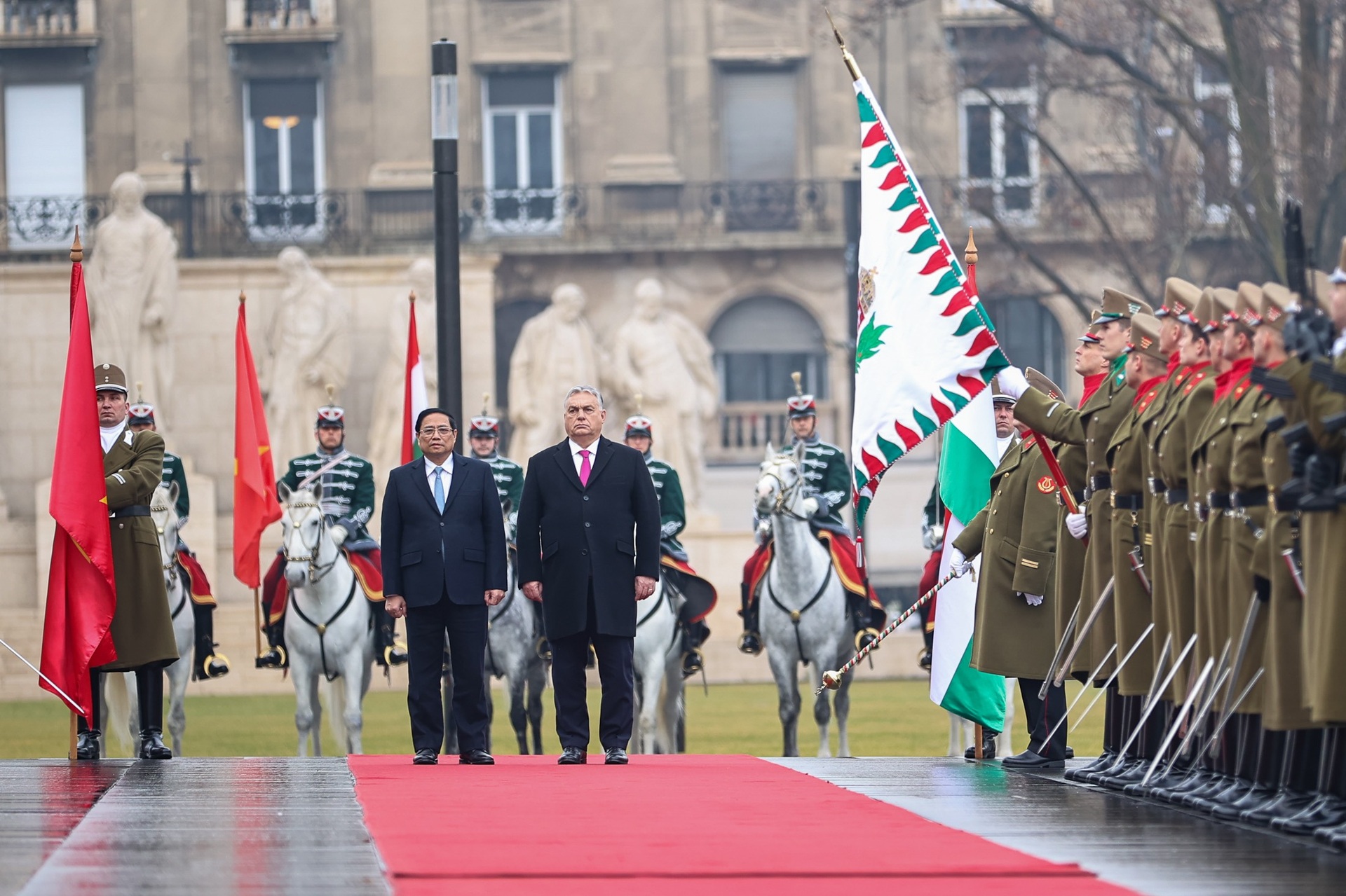 Lễ đón chính thức Thủ tướng Phạm Minh Chính tại Hungary - 5