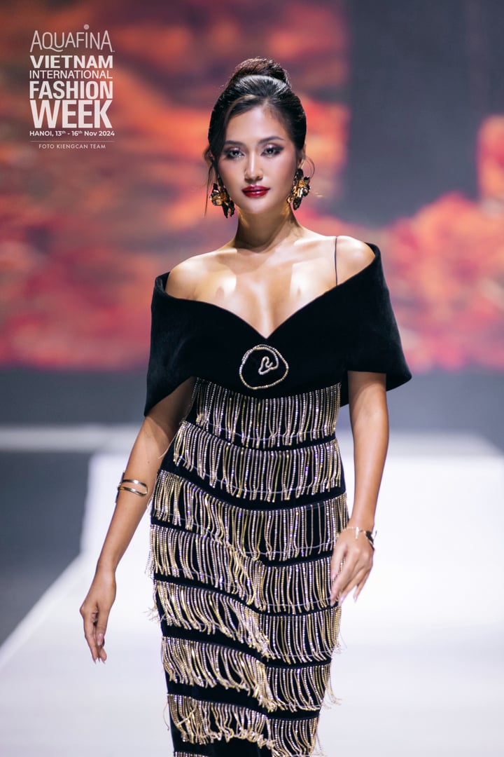 Ketut Permata Juliastrid a assumé le rôle d'ouverture de la deuxième partie du défilé de mode de la marque Happy Clothing de Thao Nguyen, présentant la collection Rosy Fall. La Miss Cosmo 2024 en titre d'Indonésie est appréciée pour son apparence élégante et charmante, son style confiant et attrayant et son charisme de premier ordre.