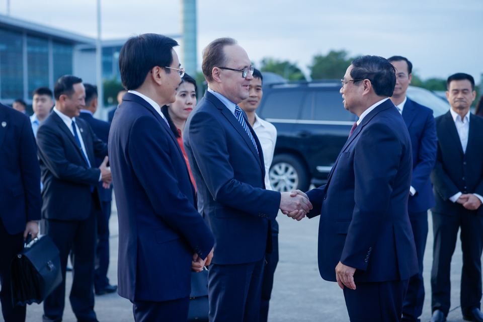 L'ambassadeur de Russie au Vietnam, Bezdetko Gennady Stepanovich, accompagne le Premier ministre Pham Minh Chinh à son départ pour la réunion des dirigeants des BRICS - Photo : VGP/Nhat Bac