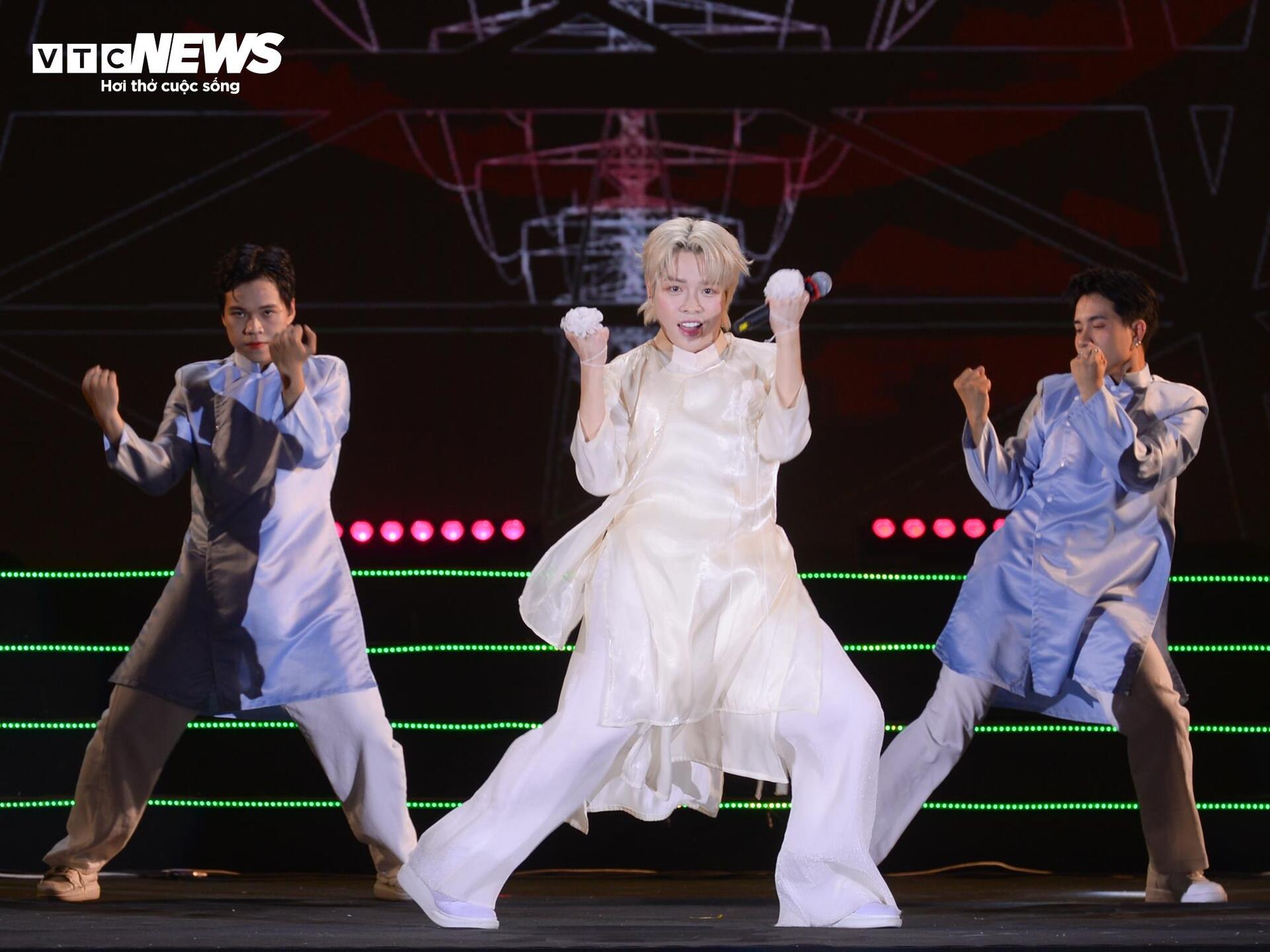 Duc Phuc y Hoa Minzy se queman en la noche de apertura del Festival de Flores de Me Linh - 12