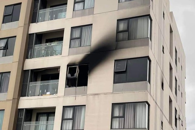 Red fire in apartment building in HCMC photo 3