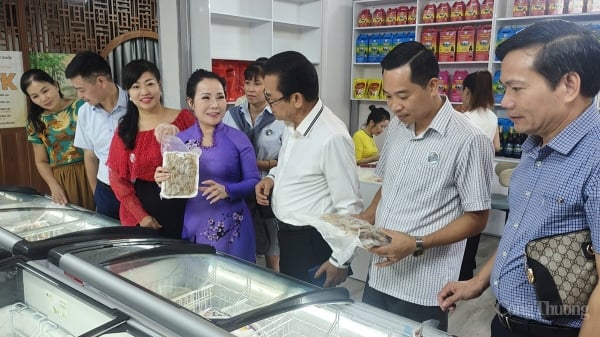 Promoción de productos agrícolas y productos OCOP de Quang Ninh entre los consumidores de Hanoi