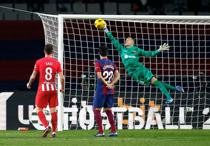 Goalkeeper Pena saves for Barca from Memphis Depay's shot. Photo: Reuters