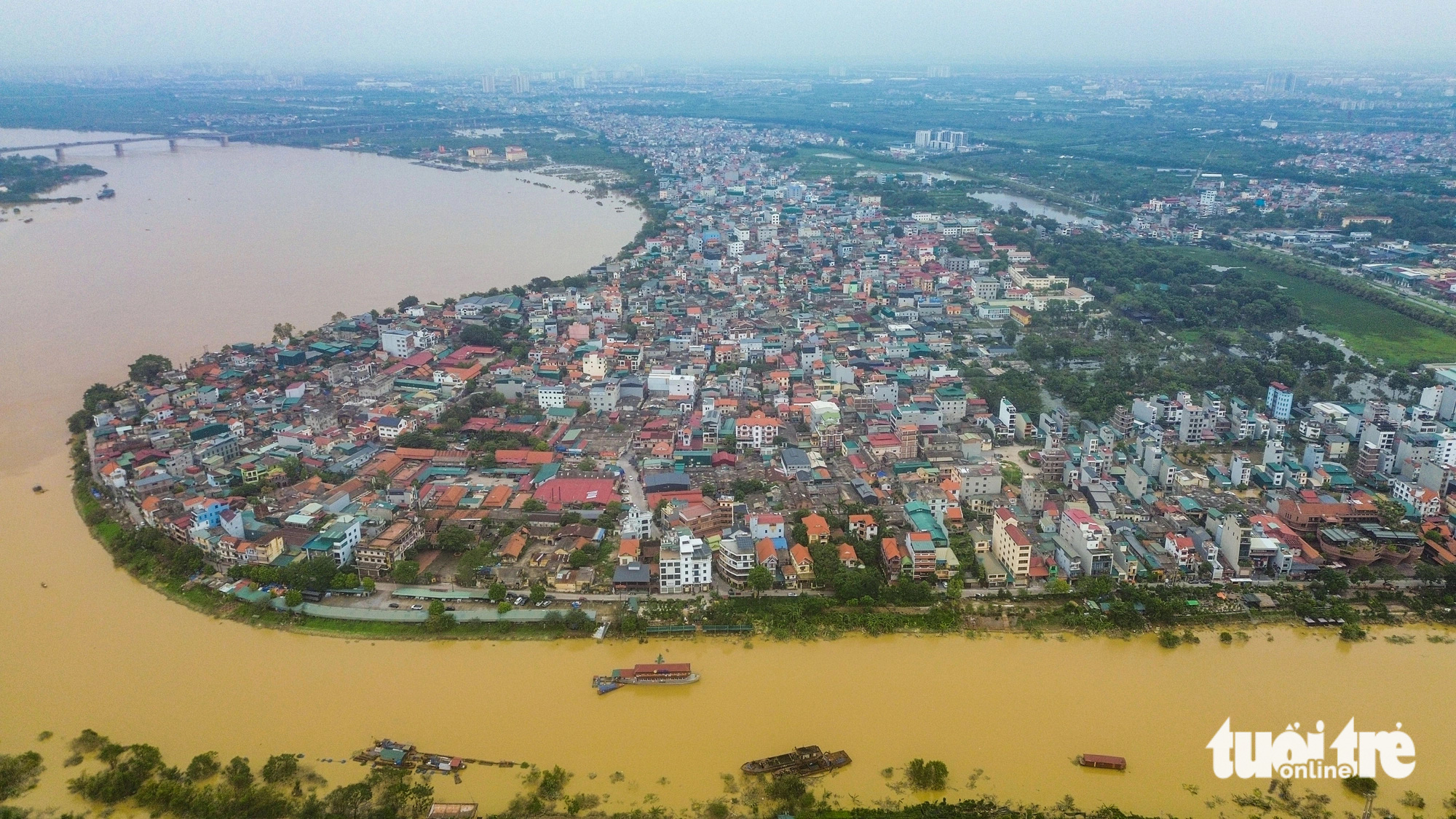 Tiểu thương ở Bát Tràng xót xa đập bỏ những cặp lục bình cả trăm triệu bị vỡ, mẻ do lũ - Ảnh 2.