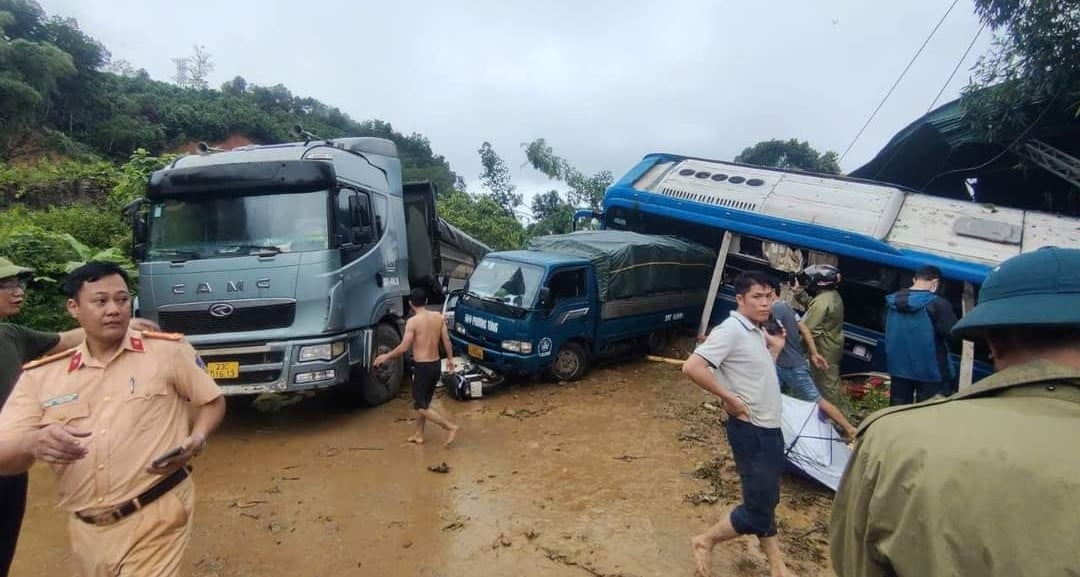 Hügel stürzt auf Highway 2 in Ha Giang ein, viele Fahrzeuge in Unfall verwickelt