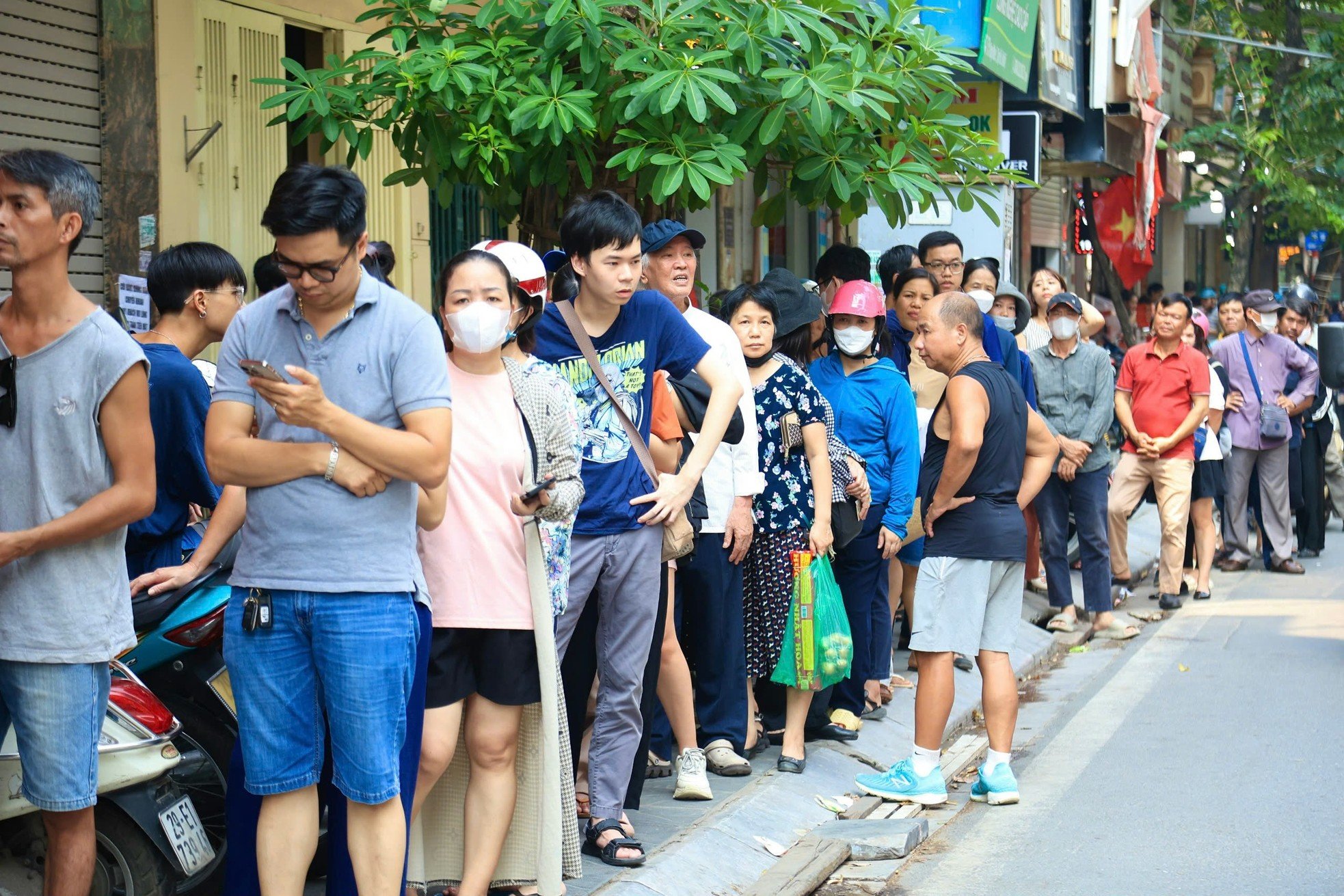 People line up to buy traditional moon cakes on Thuy Khue street photo 2