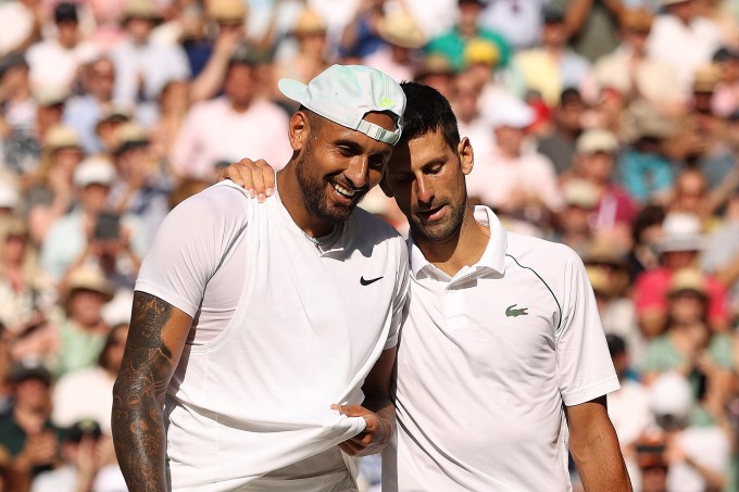 Kyrgios (trái) và Djokovic ở chung kết Wimbledon 2022. Ảnh: AFP