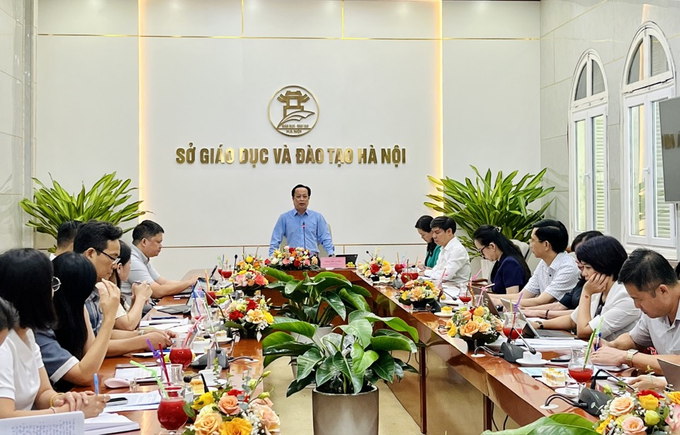 Director of Education and Training of Hanoi Tran The Cuong chaired the conference.