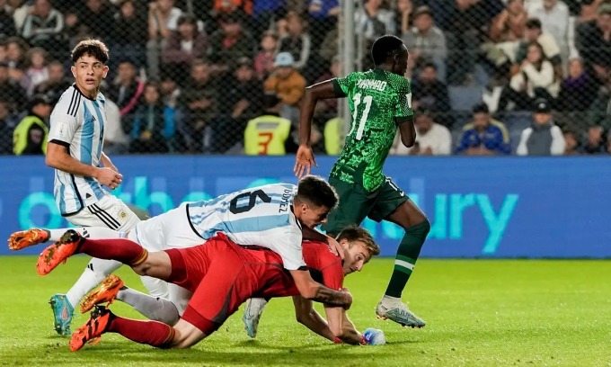 Muhammad vượt qua hàng thủ và thủ môn Argentina để ghi bàn mở tỷ số cho Nigeria ở vòng 1/8 U20 World Cup ngày 1/6. Ảnh: AP