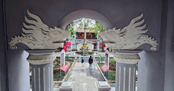 Besides the statue of King Ly Thai To, there is also a statue of King Le next to Hoan Kiem Lake that not everyone knows about.