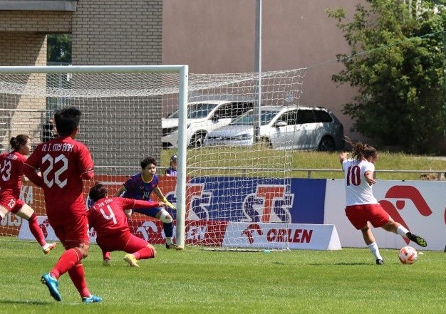 L'équipe féminine du Vietnam a perdu 1-2 contre l'équipe féminine U23 de Pologne