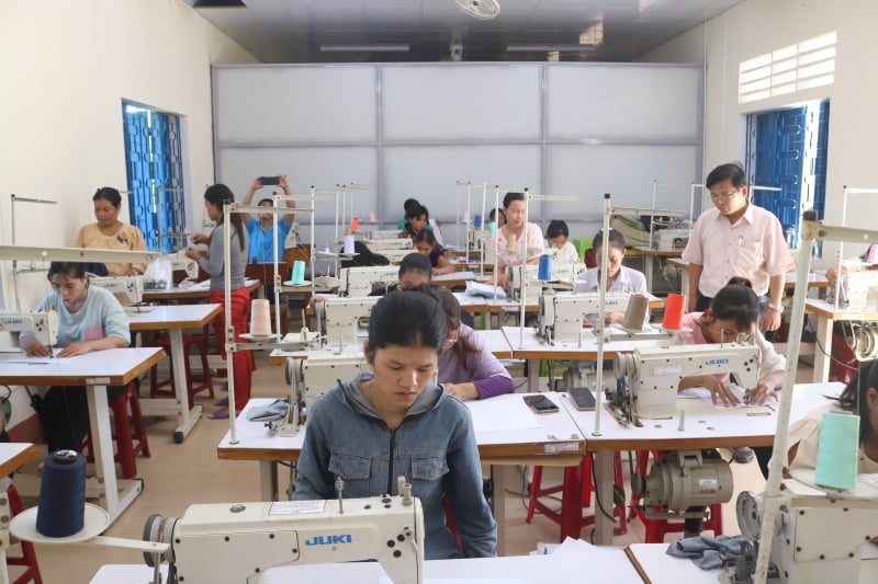 Lớp đào tạo nghề kỹ thuật cắt may trang phục truyền thống tại huyện A Lưới, tỉnh Thừa Thiên Huế 