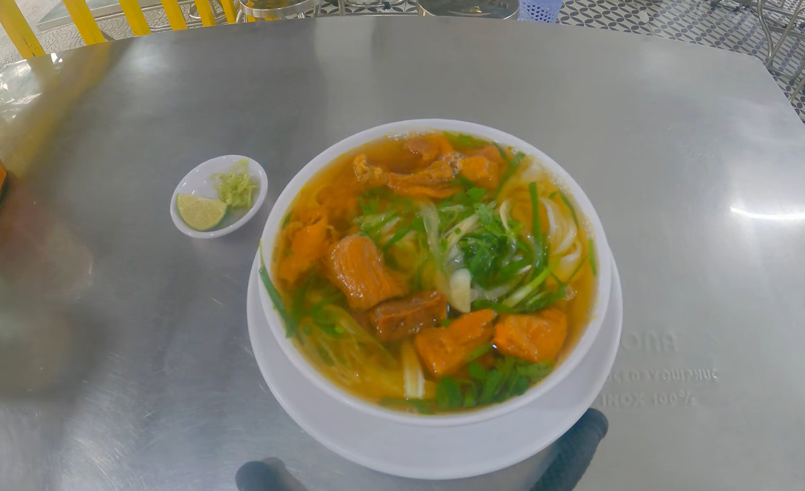 khach Tay me mon pho Viet 0.png