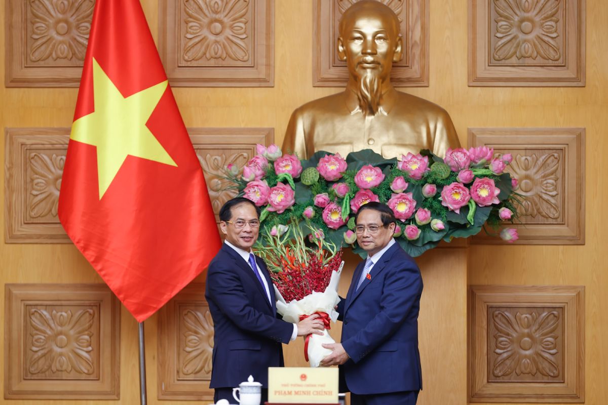 The Prime Minister congratulated Mr. Bui Thanh Son on his appointment as Deputy Prime Minister. Photo: Nhat Bac