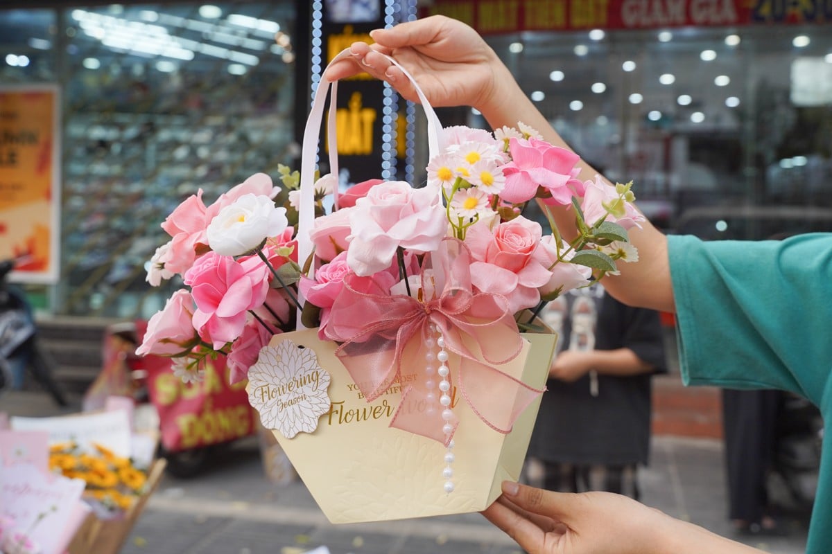 Diversified flower and gift market for Vietnamese Teachers' Day November 20, photo 9