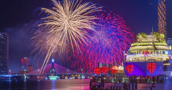 Two Chinese and Finnish fireworks teams depict a mesmerizing “Fairyland”